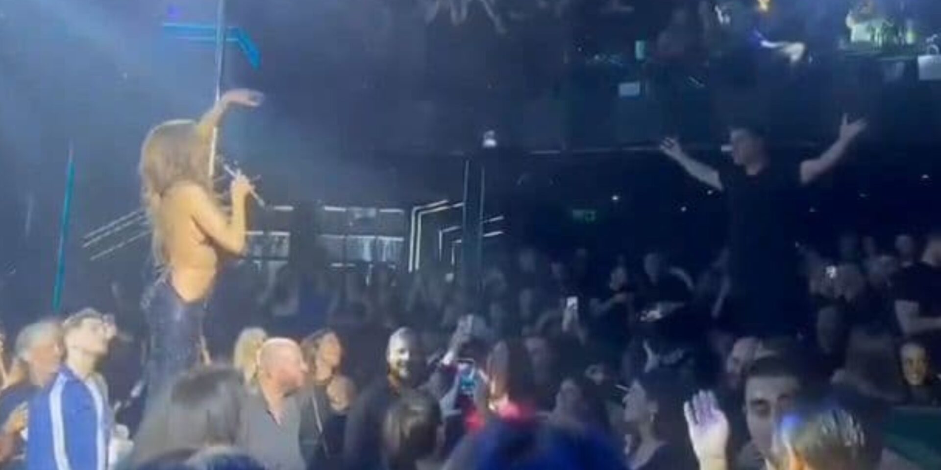 Η Δέσποινα Βανδή με τον Βασίλη Μπισμπίκη στο νυχτερινό κέντρο