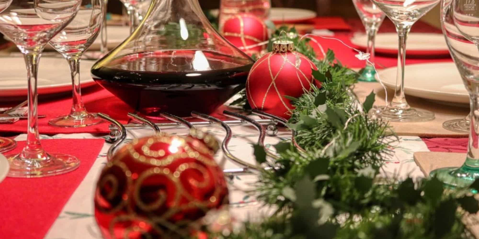 Χριστουγεννιάτικο τραπέζι και κρασί