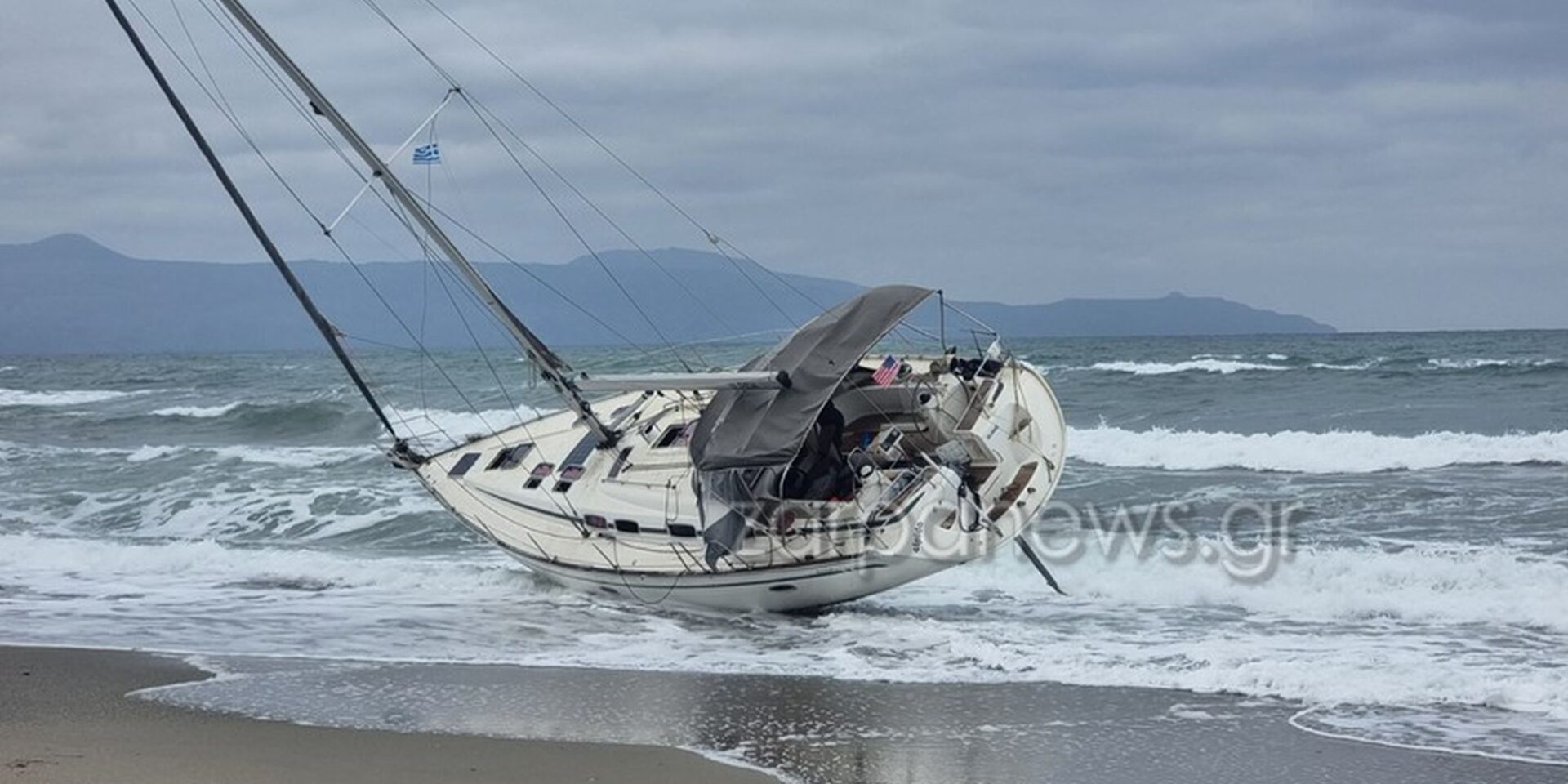 Το ιστιοφόρο που «ξεβράστηκε» σε παραλία στα Χανιά