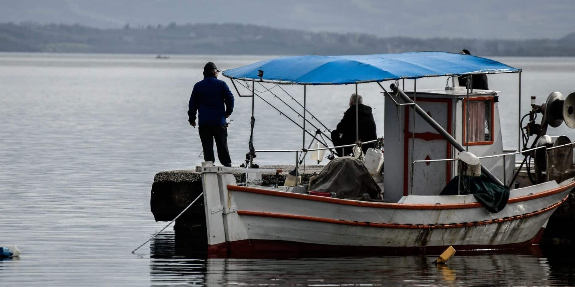 Αλιείς με την βαρκούλα τους, ψαρεύουν σε θάλασσα