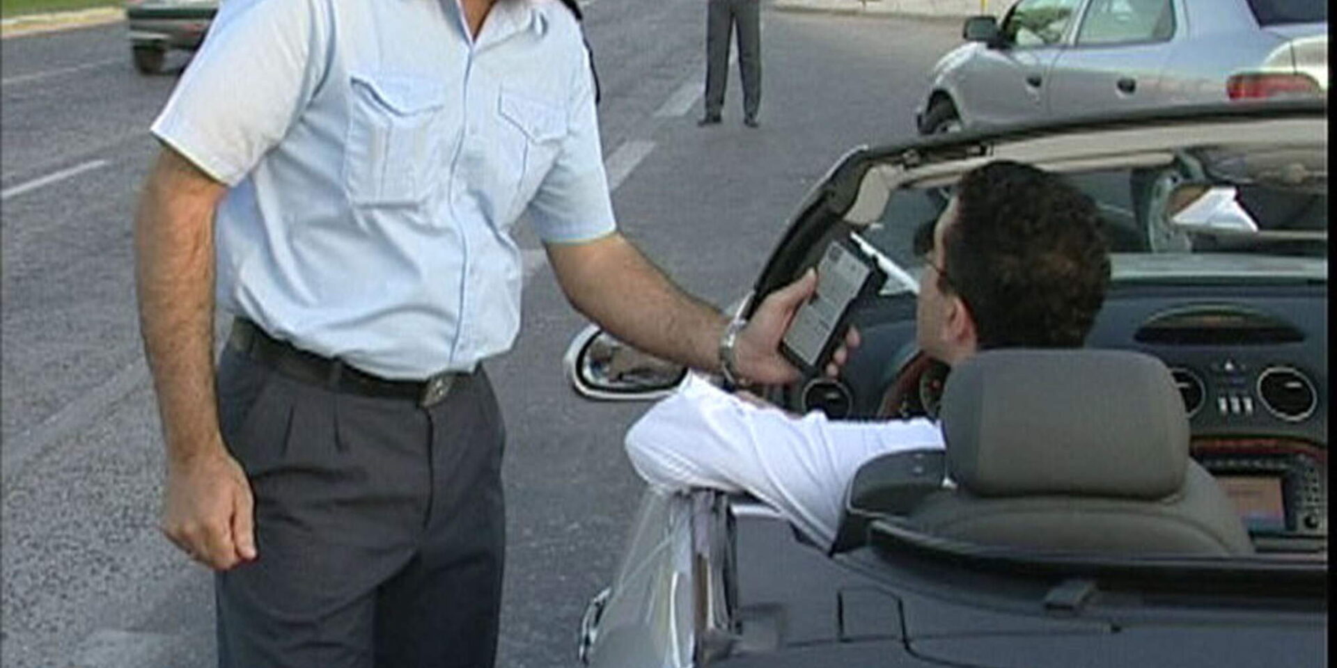 Η Τροχαία διενεργεί αλκοτέστ σε οδηγό