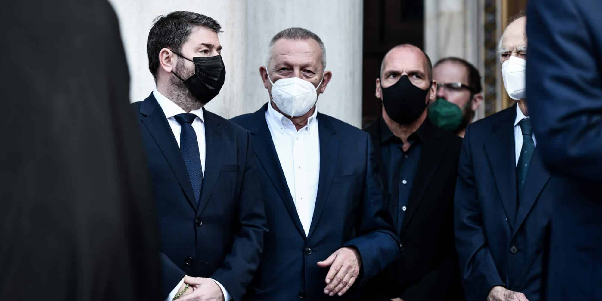 Ο Νίκος Ανδρουλάκης και ο Γιάνης Βαρουφάκης με μάσκα προστασίας