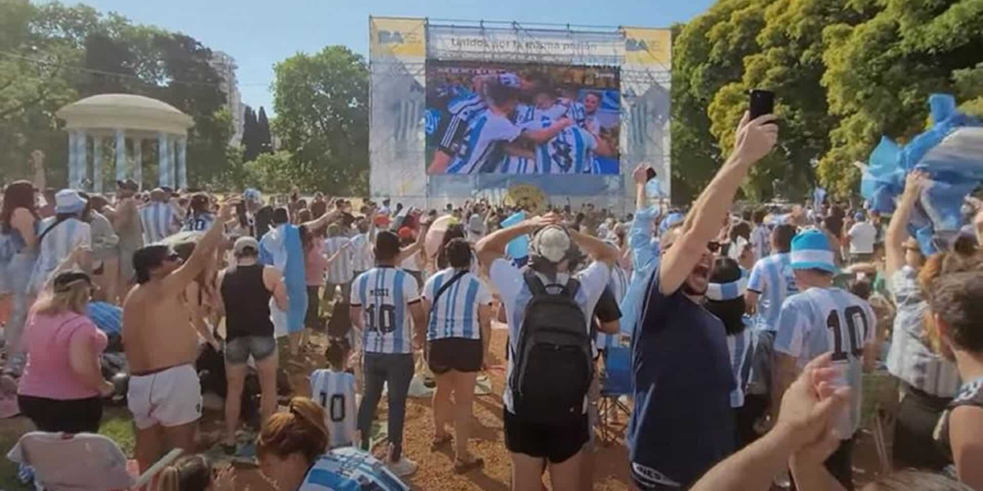 Κόσμος στην Αργεντινή παρακολουθεί το παιχνίδι με την Αυστραλία για το Μουντιάλ 2022