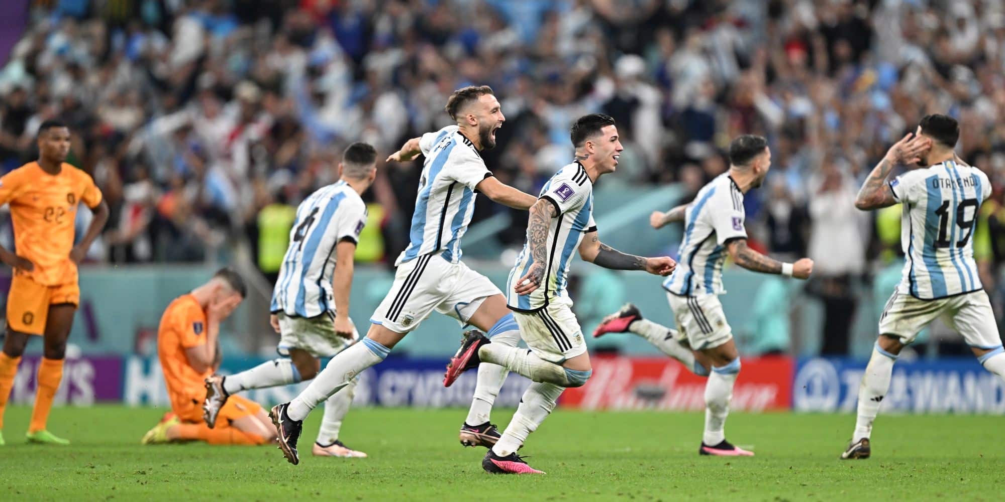 Οι παίκτες της Αργεντινής πανηγυρίζουν μετά την πρόκρισή τους στα ημιτελικά του Μουντιάλ 2022