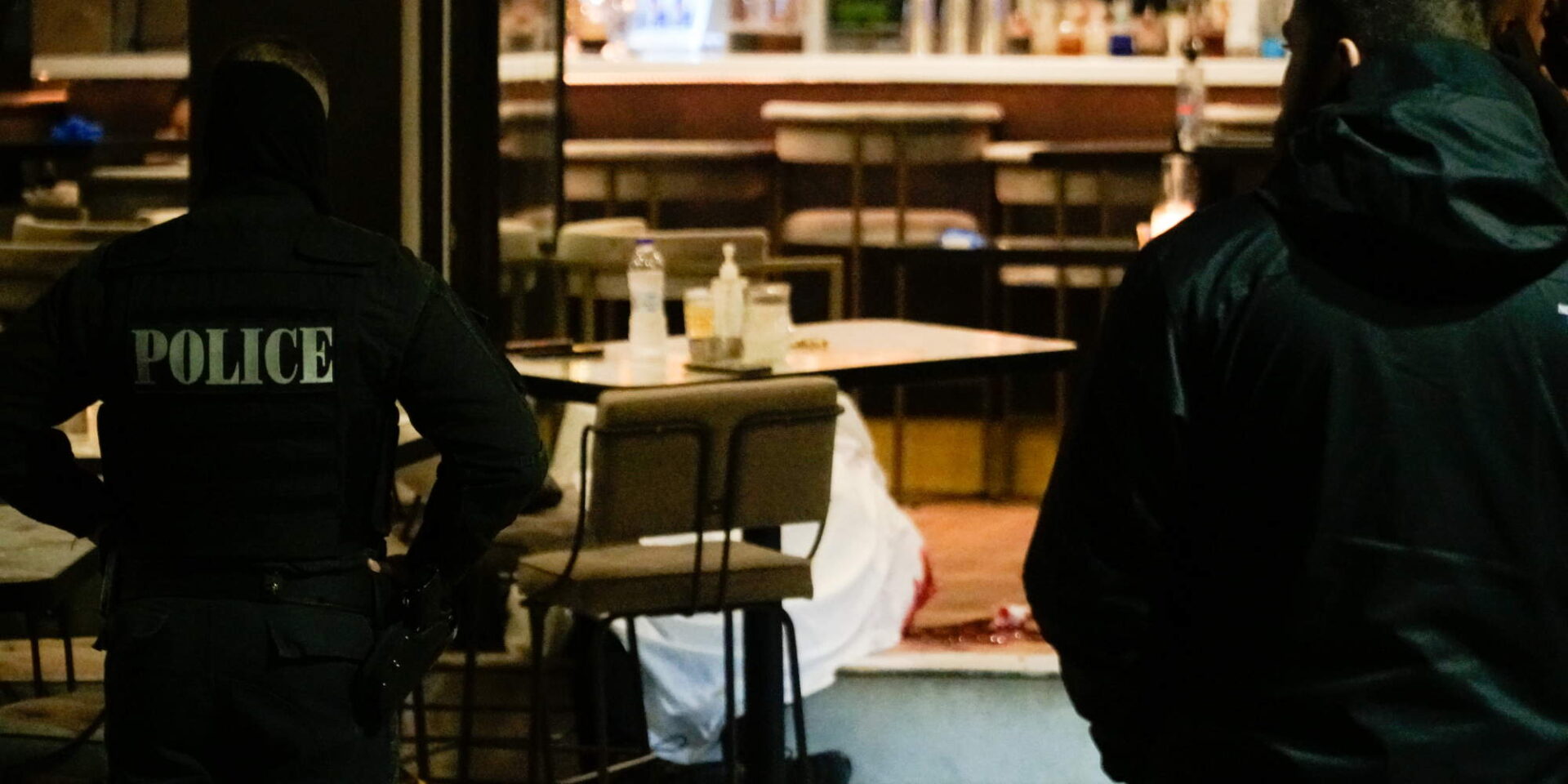 Αστυνομικοί έξω από το σημείο όπου σημειώθηκε η μαφιόζικη επίθεση σε καφέ στη Νέα Σμύρνη