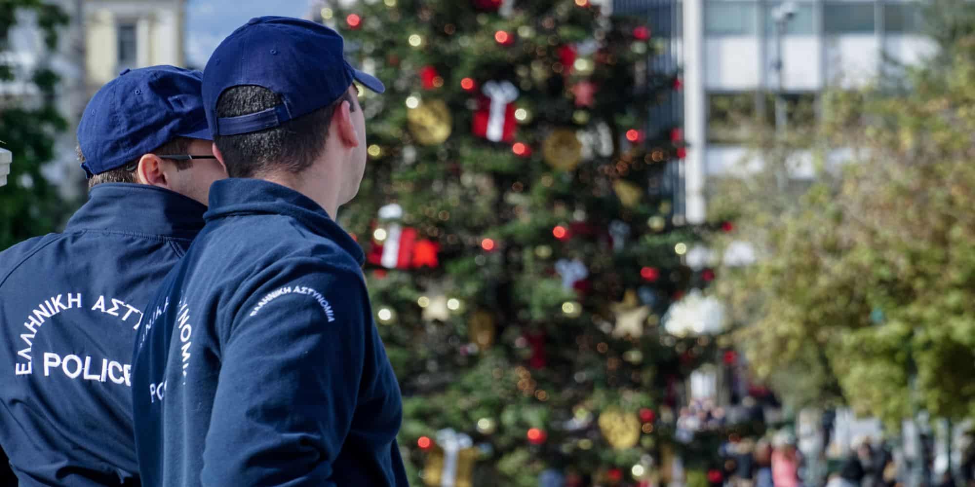 Αστυνομικοί μπροστά σε χριστουγεννιάτικο δέντρο