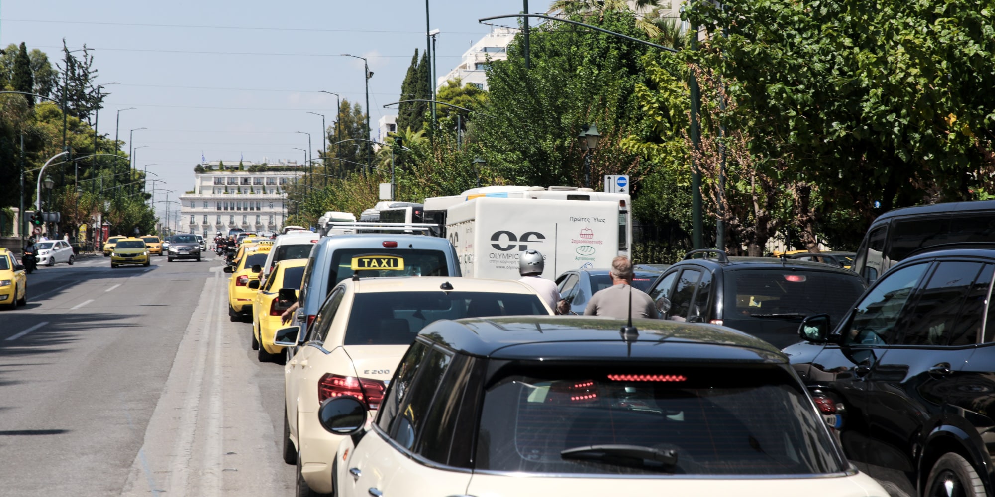 Μαύρα καλώδια στους δρόμους της Αθήνας: Ποια είναι η χρήση τους