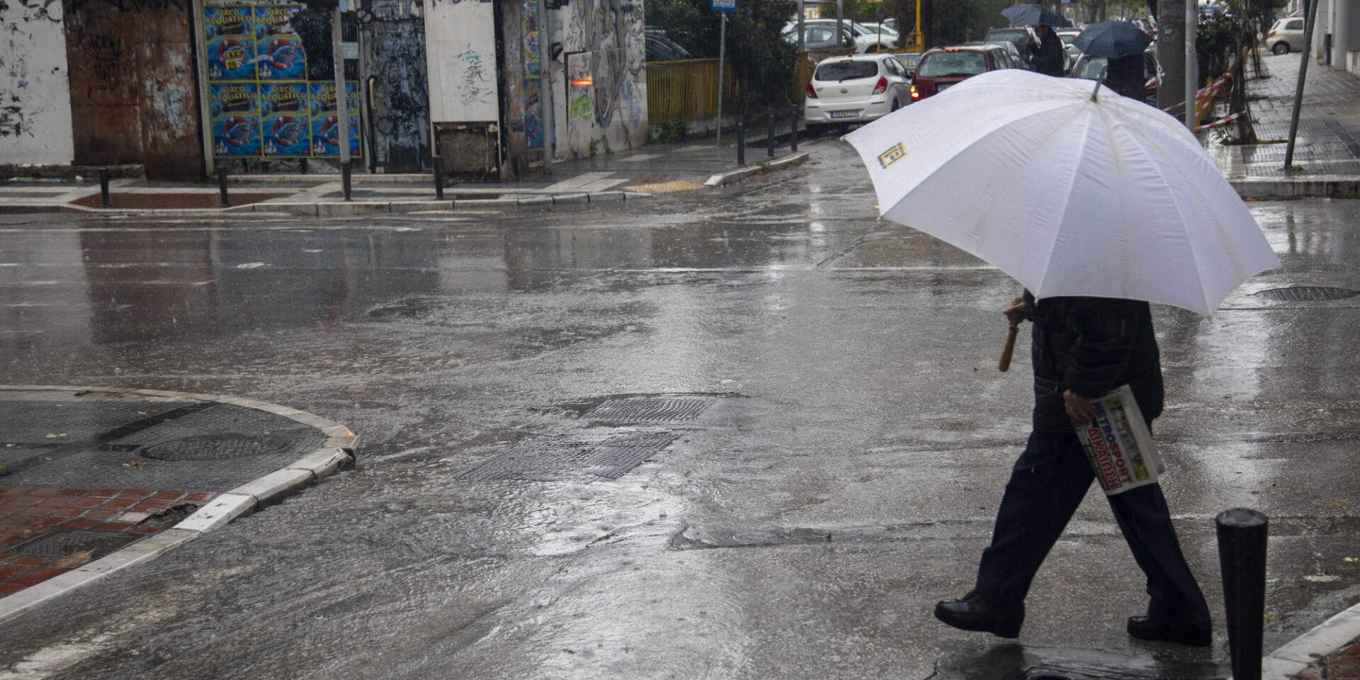 Βροχερός καιρός σε δρόμο της Θεσσαλονίκης