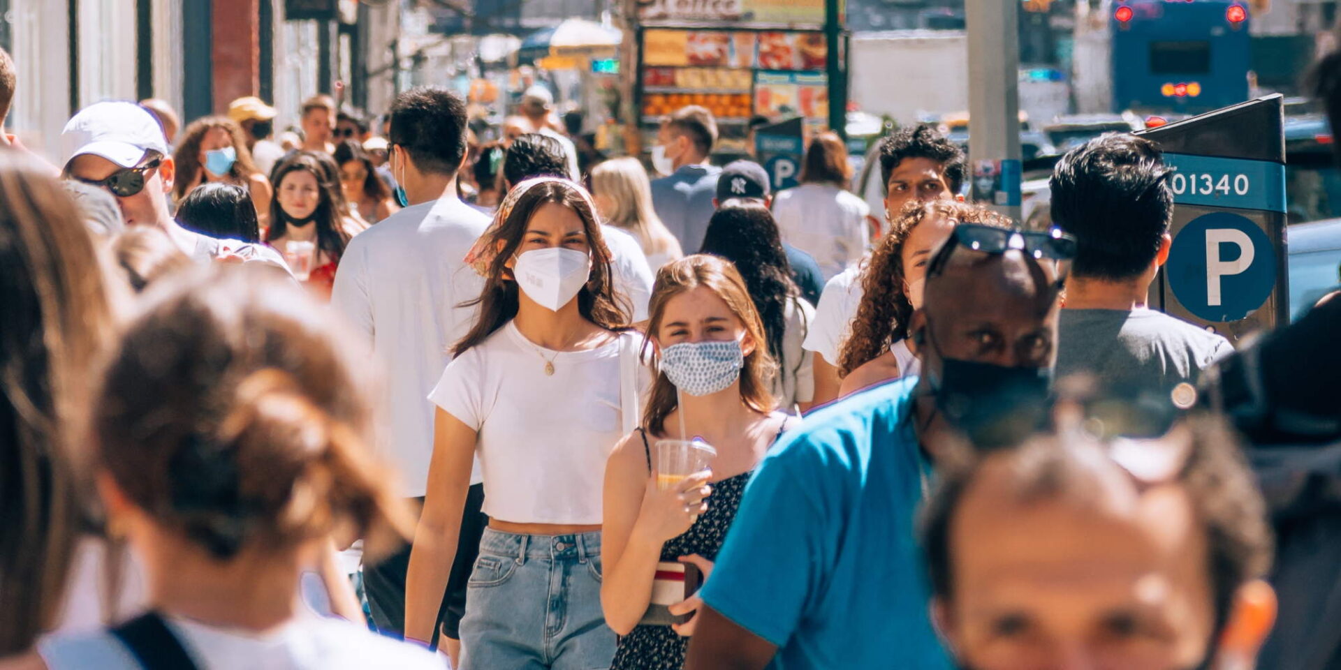 Πολίτες με μάσκες στο δρόμο κατά την περίοδο που η πανδημία του κορονοϊού βρισκόταν σε έξαρση - Λέπρα