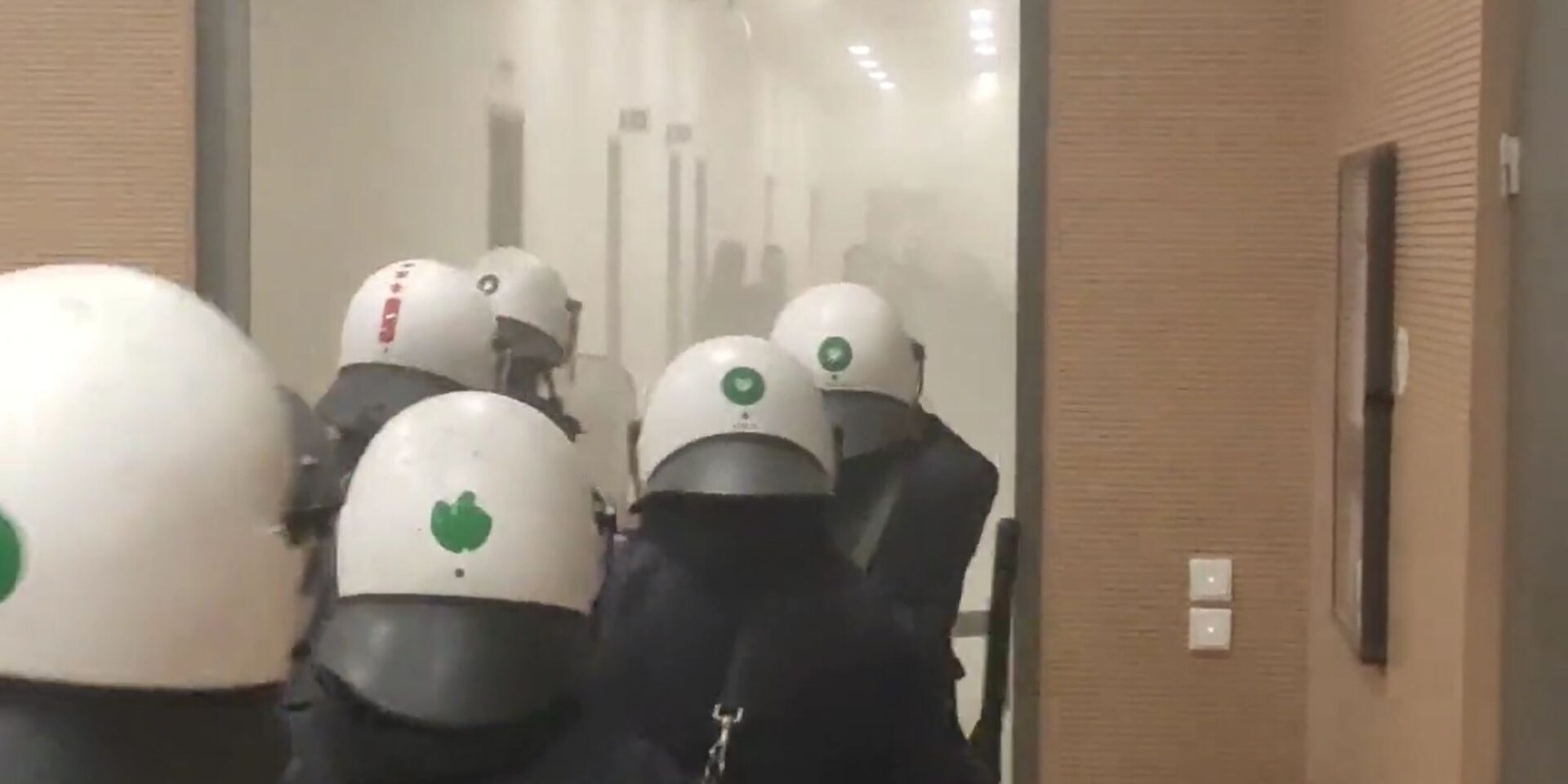 Δακρυγόνα σε δικαστήριο μετά την απόφαση για την υπόθεση της Ηλιούπολης