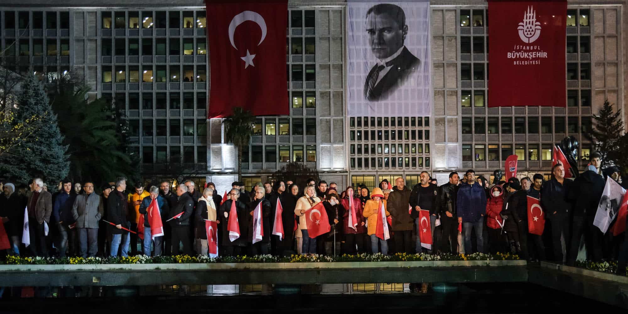 Τούρκοι διαδηλωτές διαμαρτύρονται για την καταδίκη Ιμάμογλου