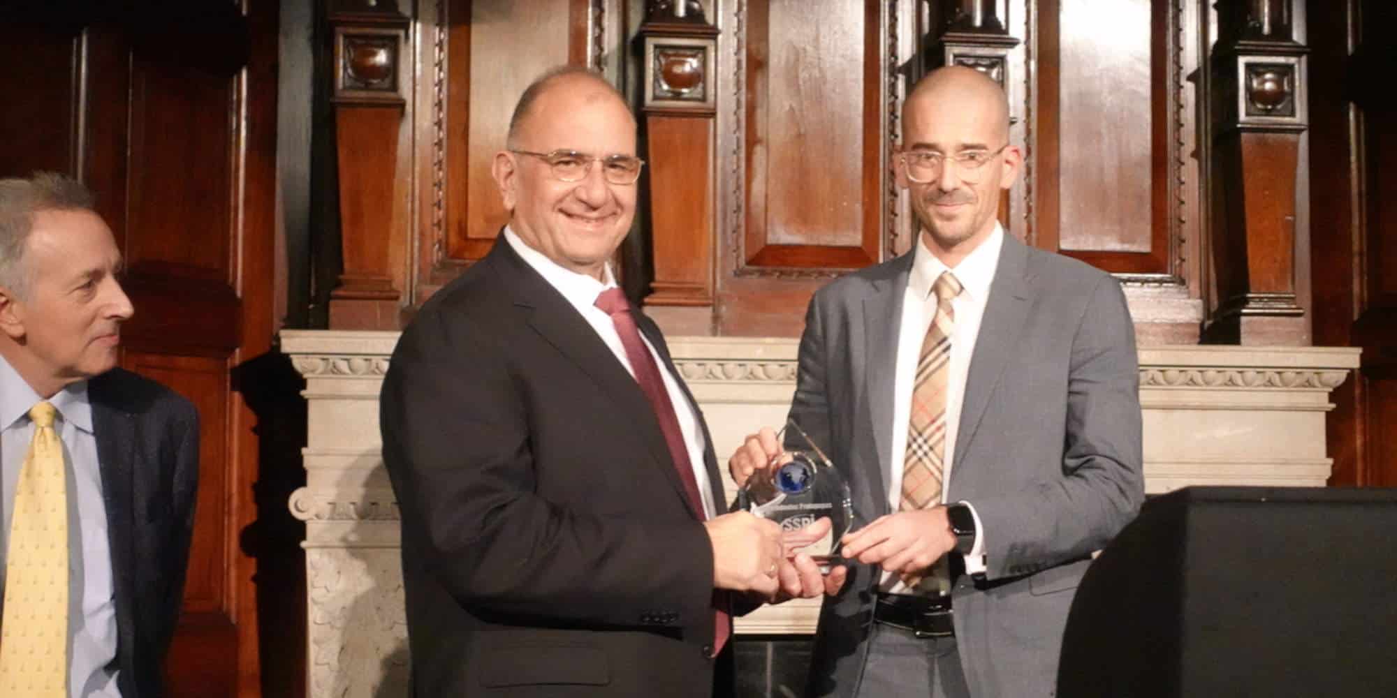 O πρόεδρος και διευθύνων σύμβουλος της Hellas Sat Χριστόδουλος Πρωτοπαπάς παραλαμβάνει το βραβείο «Better Satellite World»