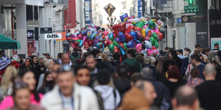 Σε ισχύ το εορταστικό ωράριο: Πώς λειτουργούν τα καταστήματα έως τα Χριστούγεννα και την Πρωτοχρονιά