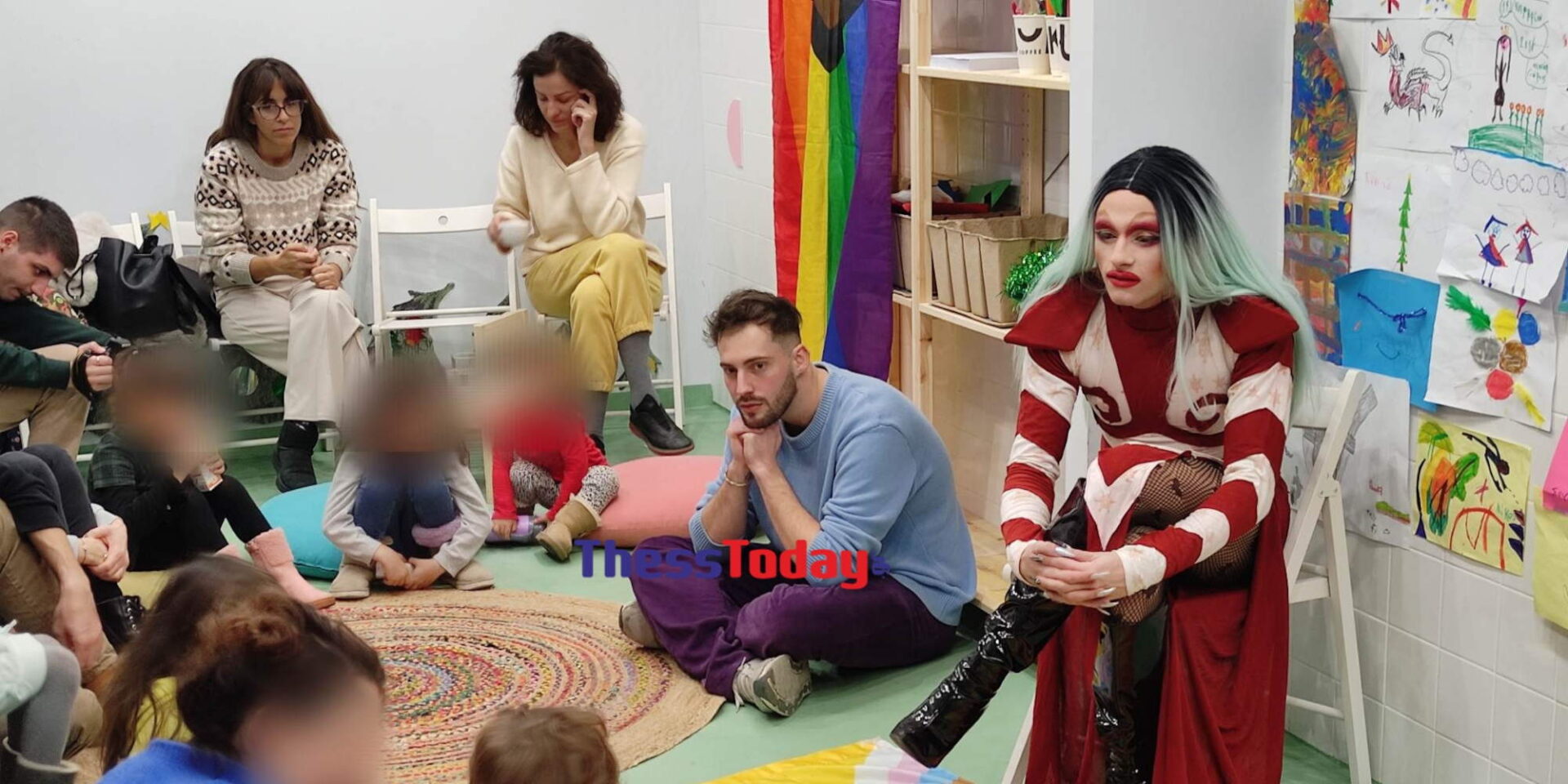 Μια Drague Queen διαβάζει παραμύθια σε μικρά παιδιά