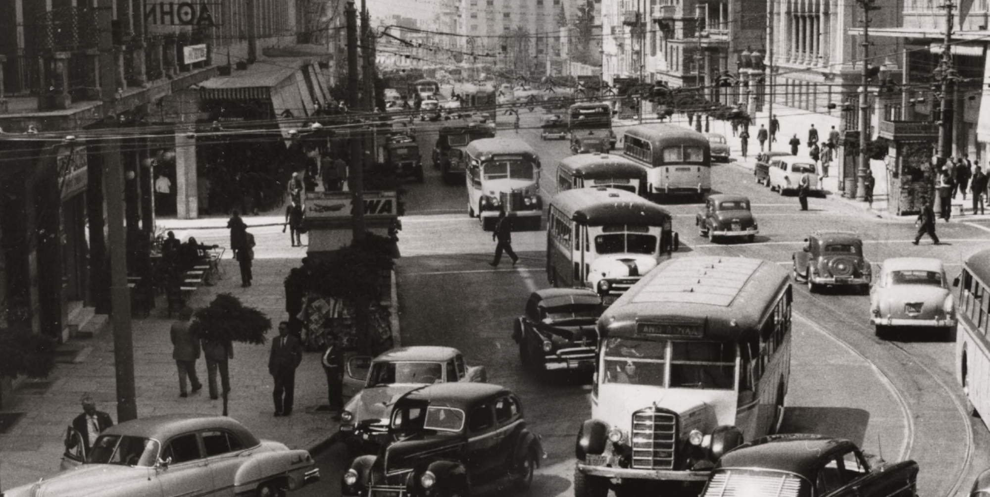 Αυτοκίνητα από τη δεκαετία του '50 στο κέντρο της Αθήνας