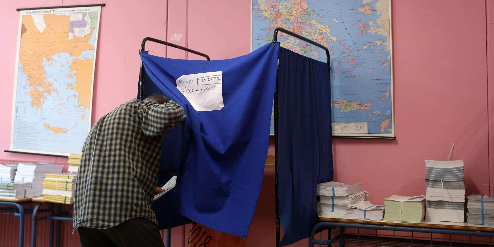 Εκλογές στην Ελλάδα, άνδρας σε παραβάν ανήμερα της εκλογικής αναμέτρησης / Φωτογραφία: Eurokinissi