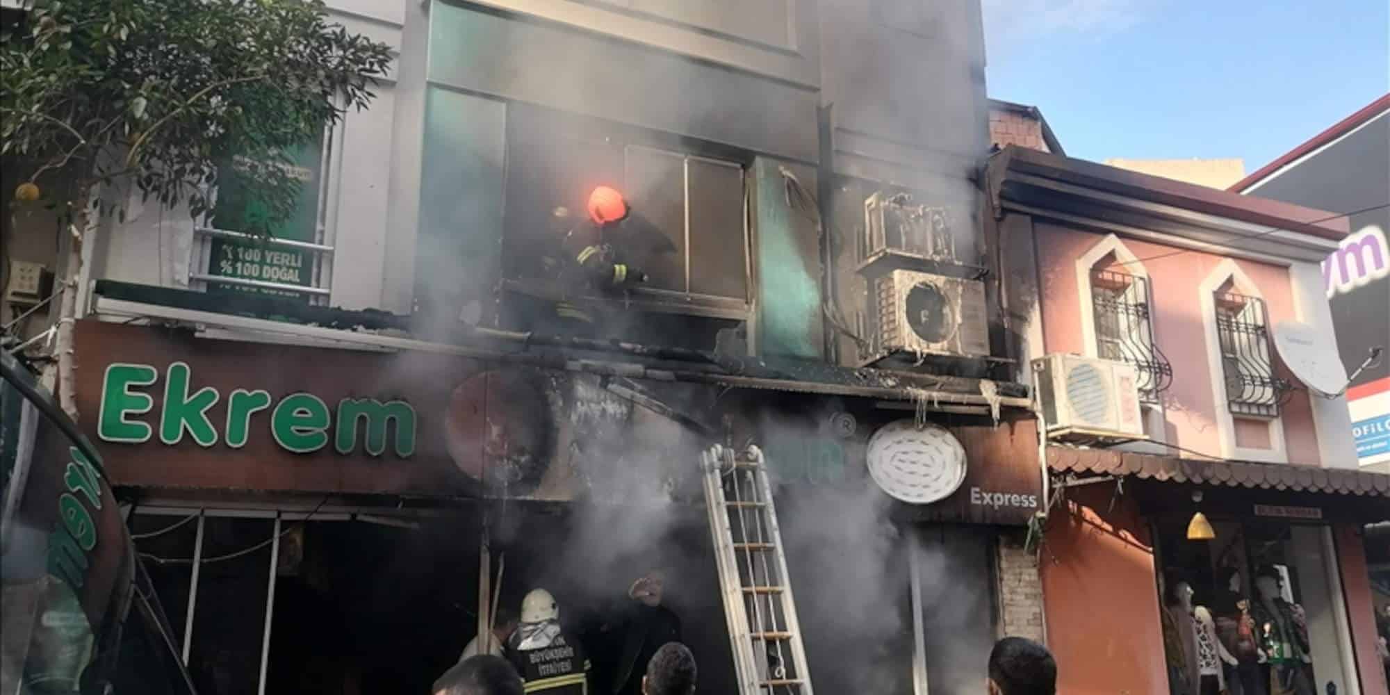 Πυροσβέστες στην Τουρκία σβήνουν τη φωτιά που ξέσπασε σε εστιατόριο στο Αϊδίνιο
