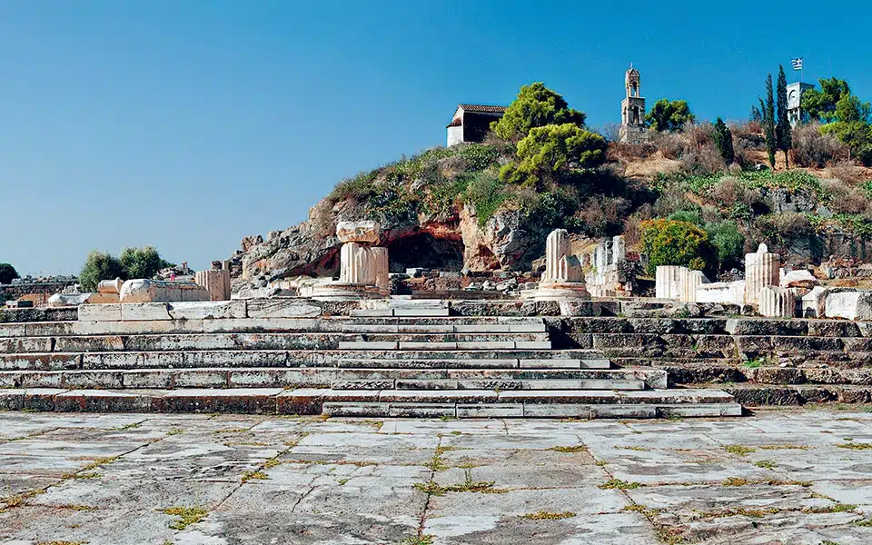 Τα σκαλιά των Μεγάλων Προπυλαίων, στην είσοδο του αρχαιολογικού χώρου στην Ελευσίνα