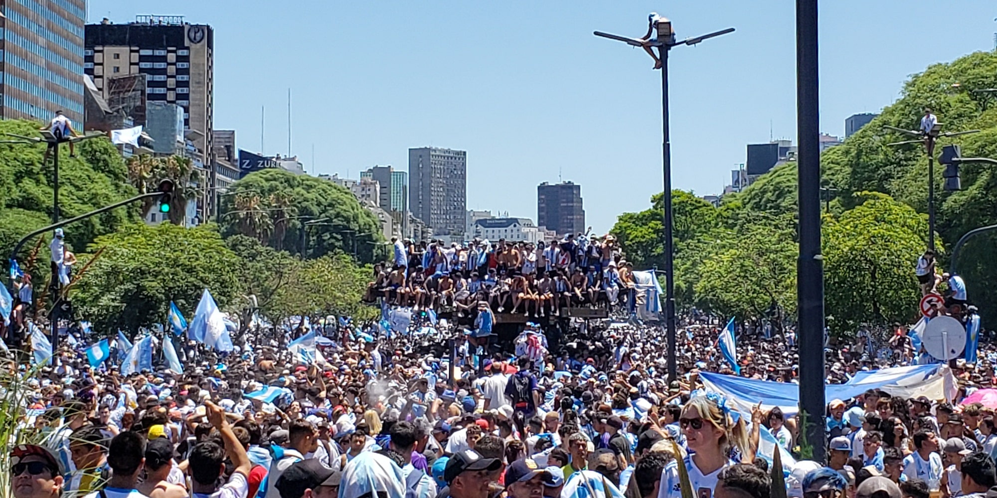 Κόσμος στο Μπουένος Άιρες πανηγυρίζει την κατάκτηση του Μουντιάλ 2022
