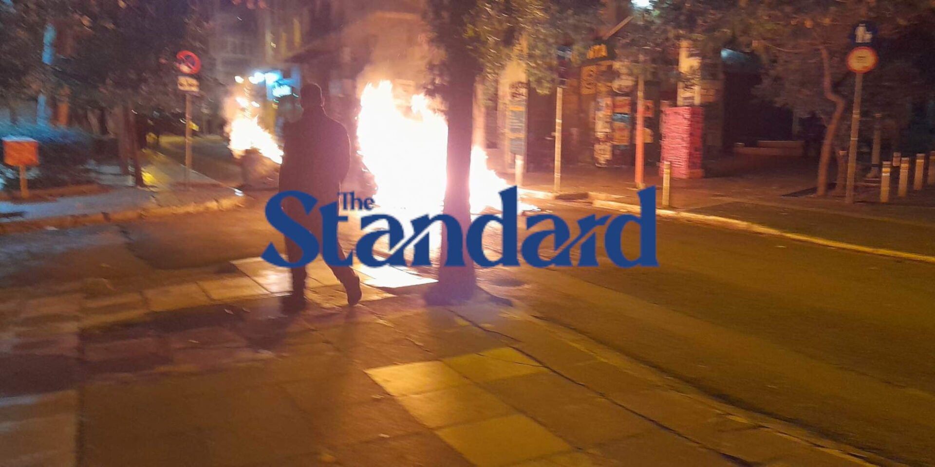 Επεισόδια στα Εξάρχεια, φωτιές σε κάδους στην οδό Εμμανουήλ Μπενάκη