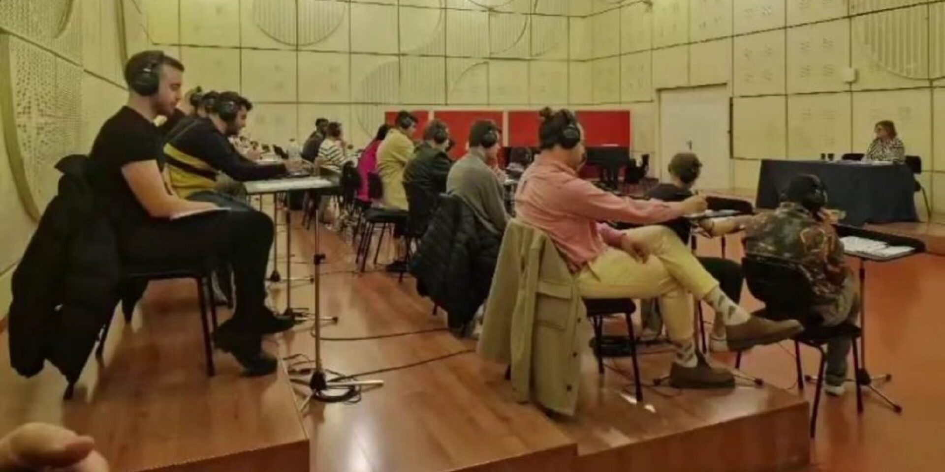 Τα μέλη της επιτροπής άκουσαν τα υποψήφια τραγούδια για τη Eurovision