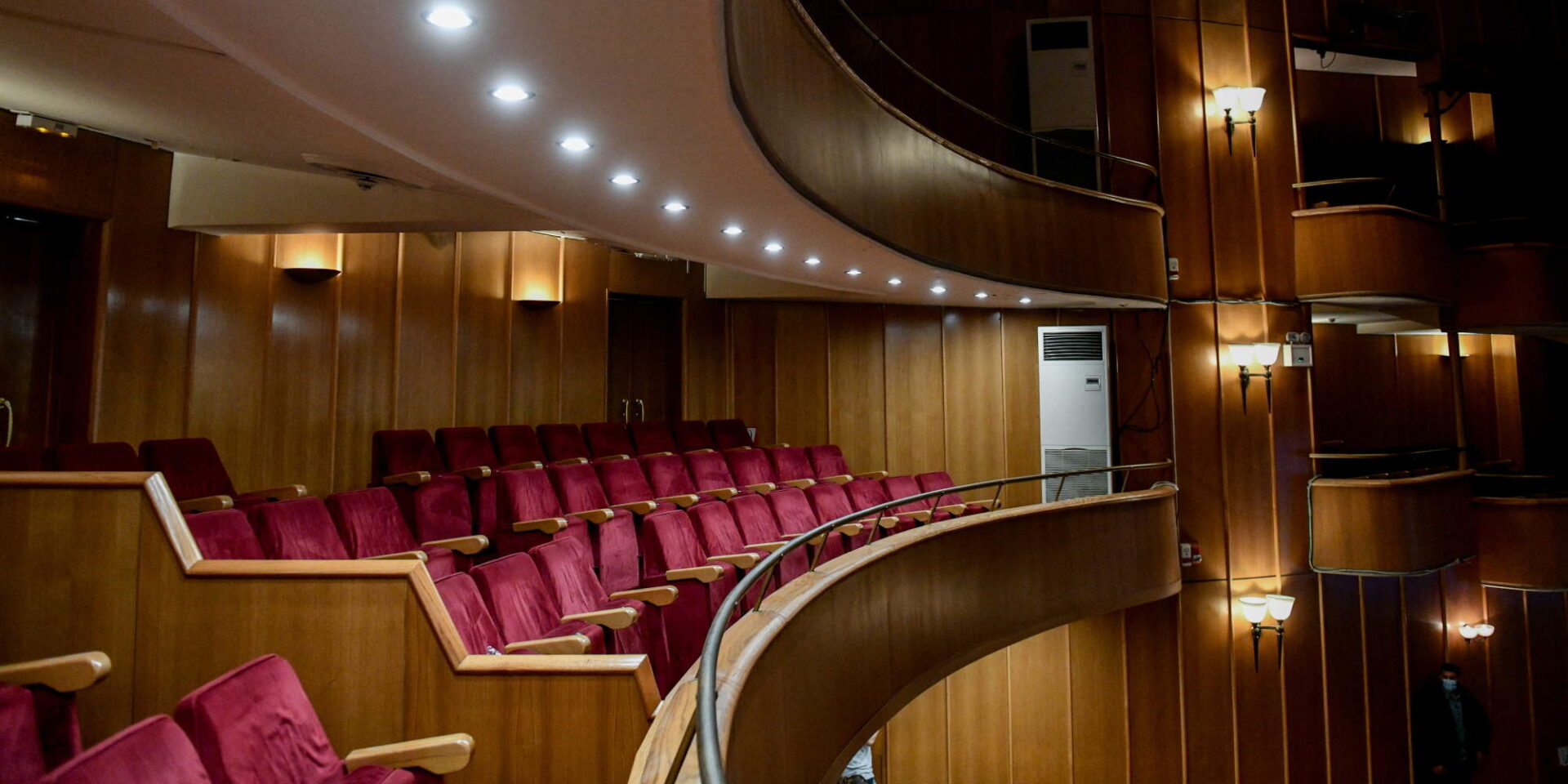 Θέσεις στον εξώστη του Δημοτικού Θεάτρου Πειραιά