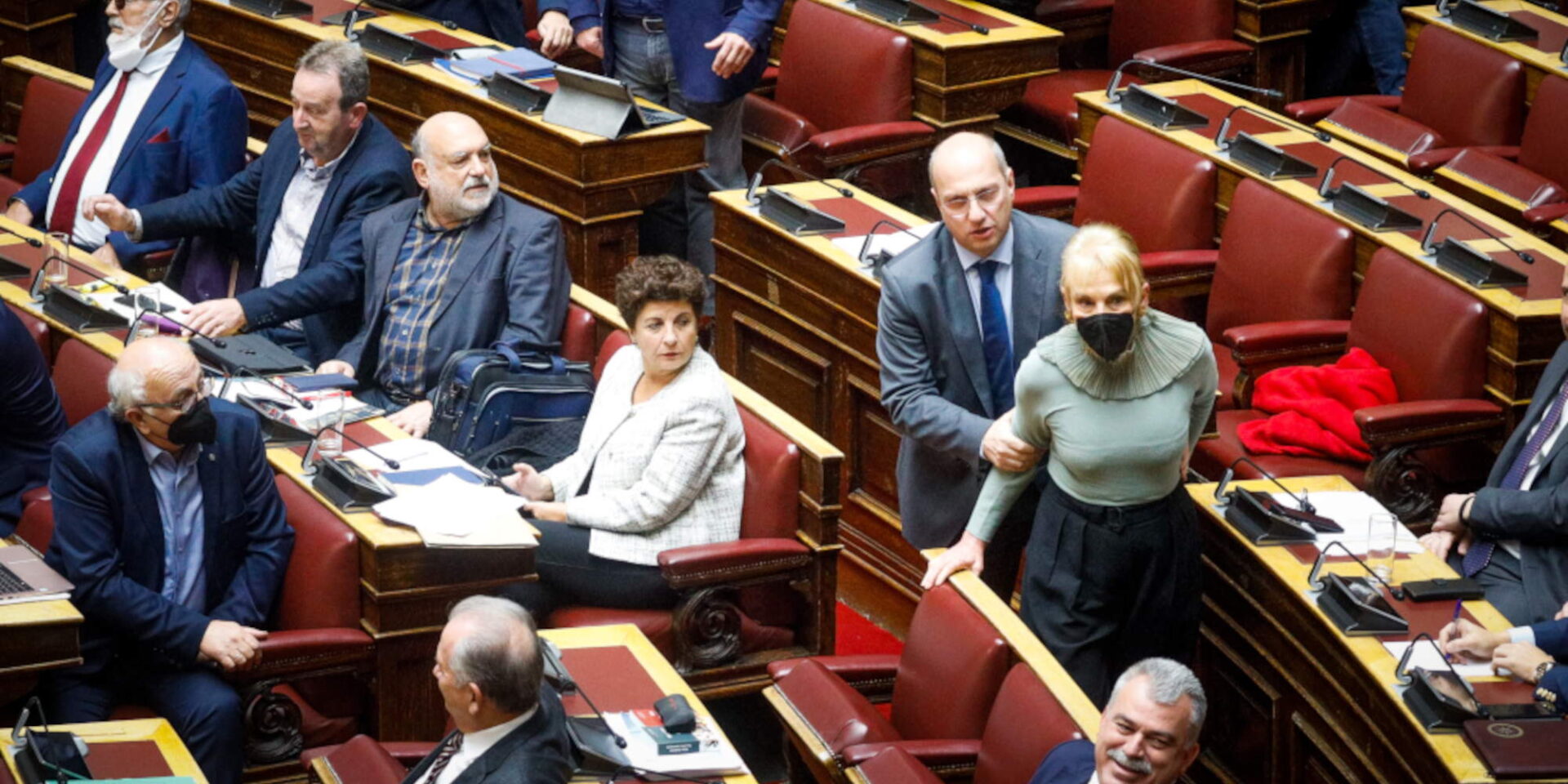 Οι τσαμπουκάδες Πιπιλή στη Βουλή / Φωτογραφία: Eurokinissi