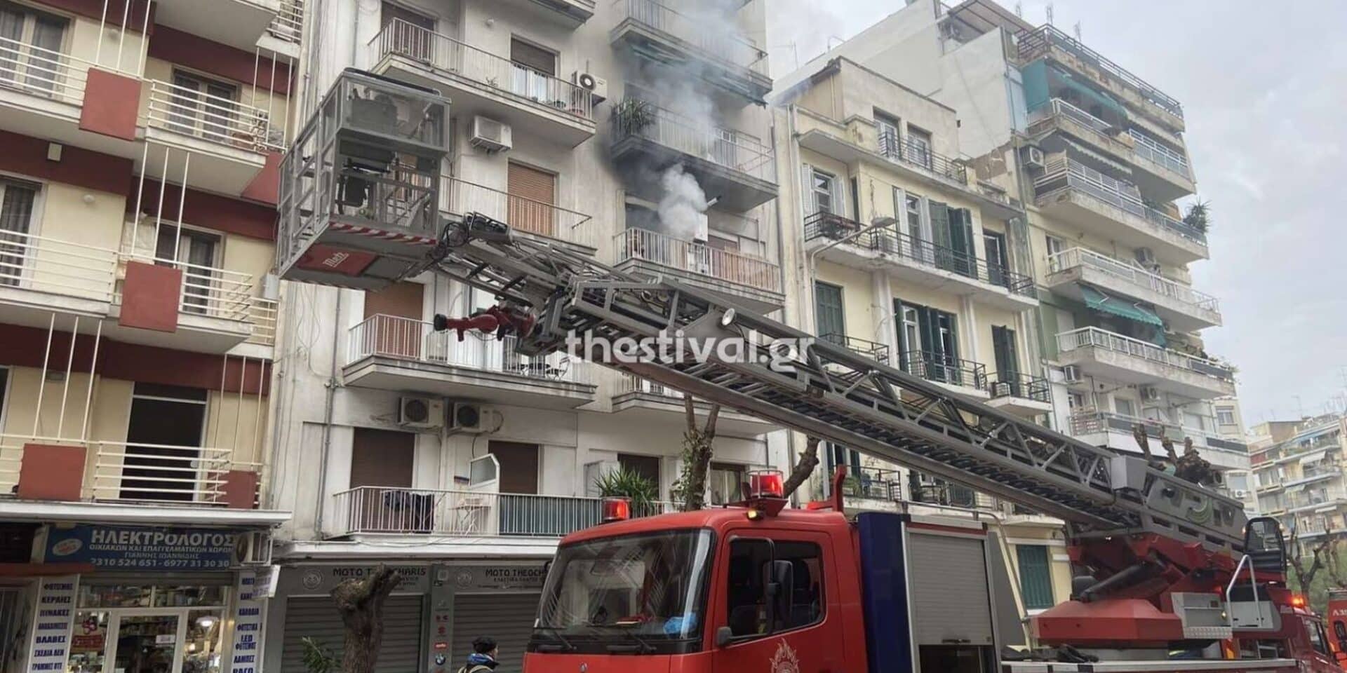 Πυροσβεστικό όχημα σε επιχείρηση κατάσβεσης φωτιάς στη Θεσσαλονίκη