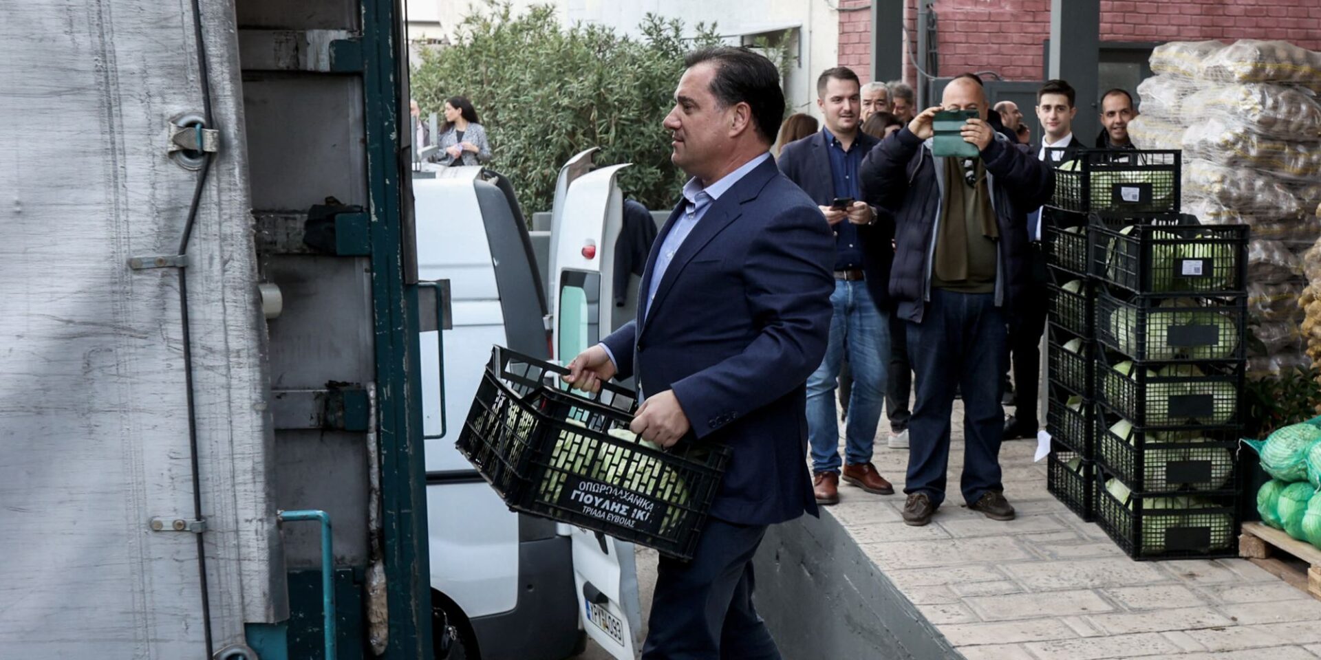 Ο Άδωνις Γεωργιάδης κουβαλά καλάθι