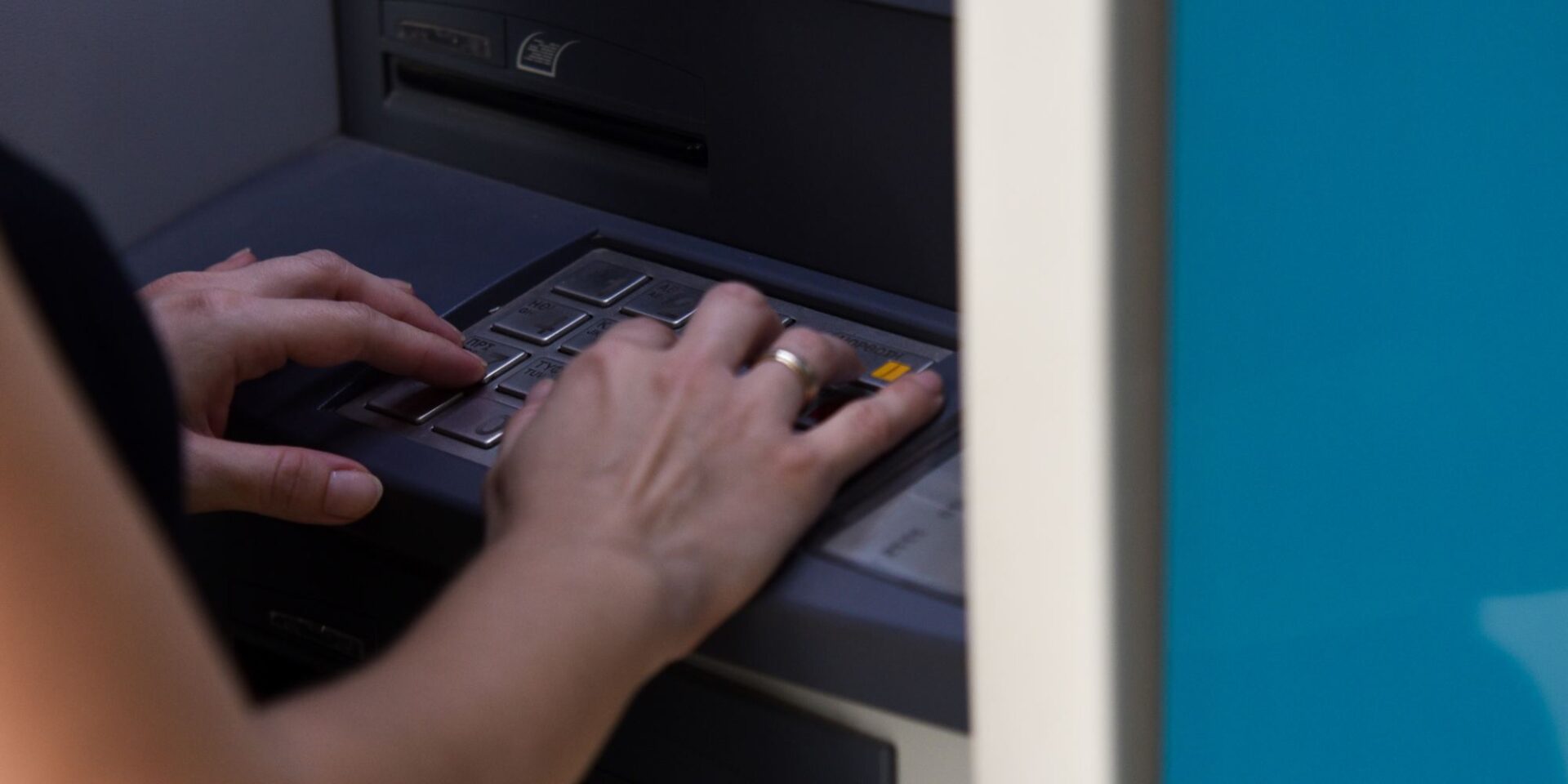 Γυναίκα περιμένει να πάρει χρήματα από ΑΤΜ