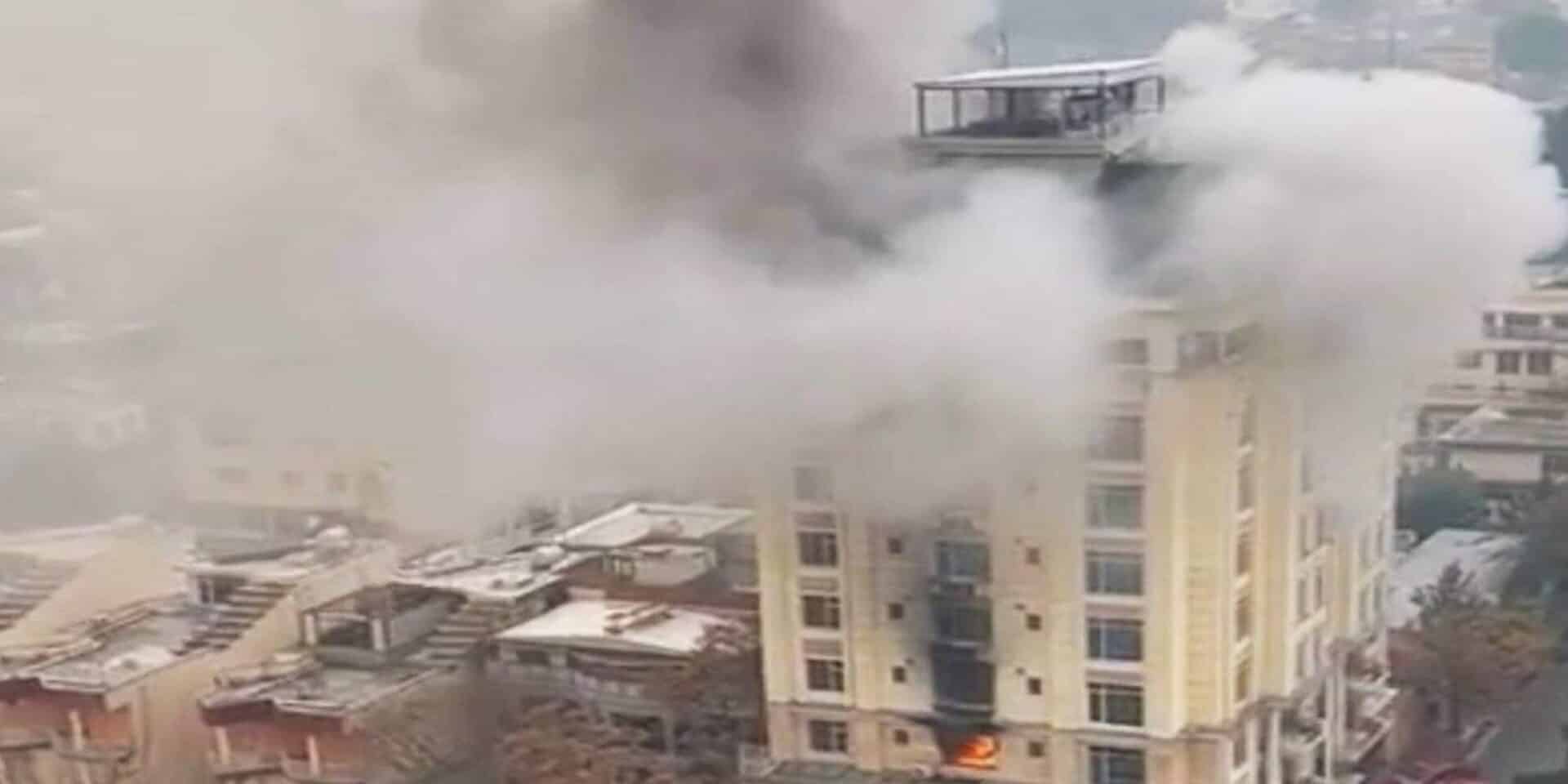 Καπνοί σε ξενοδοχείο της Καμπούλ, στο Αφγανιστάν μετά από ένοπλη επίθεση / Φωτογραφία: Twitter @AfghanUrdu