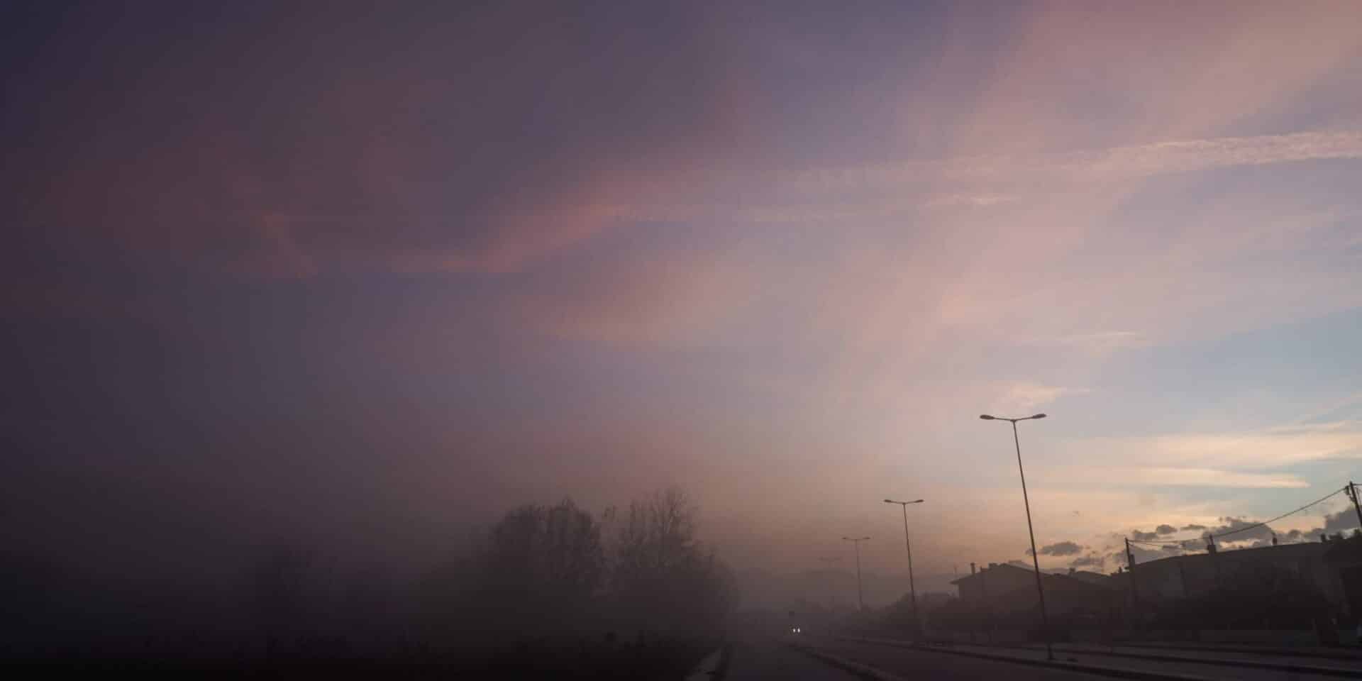 Πολύχρωμος ο ορίζοντας κατά το ηλιοβασίλεμα