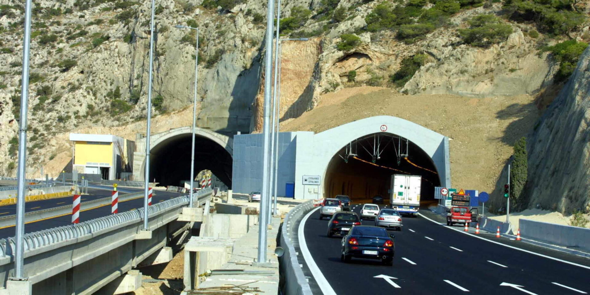 Οι σήραγγες στην Κακιά Σκάλα στην Αθηνών - Κορίνθου