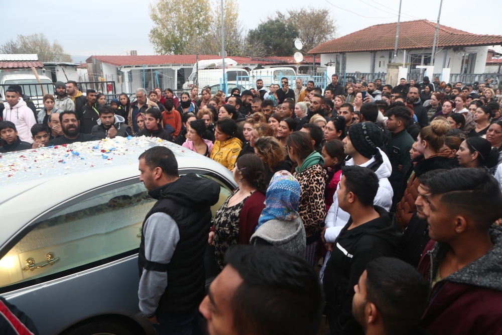 Θρήνος στην κηδεία του 16χρονου Ρομά, Κώστα Φραγκούλη - Τραγικές φιγούρες οι γονείς και η σύζυγός του (εικόνες & βίντεο)