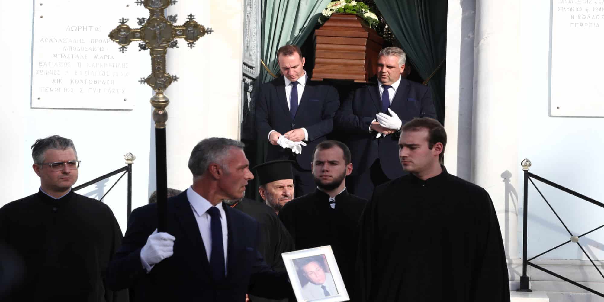 Το φέρετρο και η φωτογραφία του Γιάννη Διακογιάννη στην κηδεία του