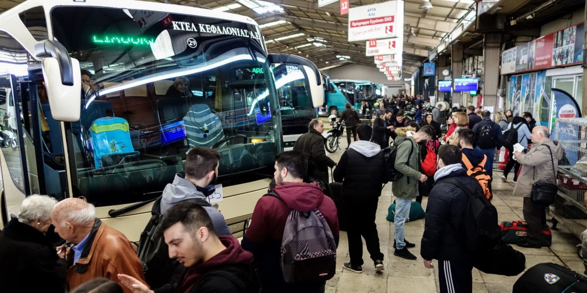 Κόσμος περιμένει στο ΚΤΕΛ