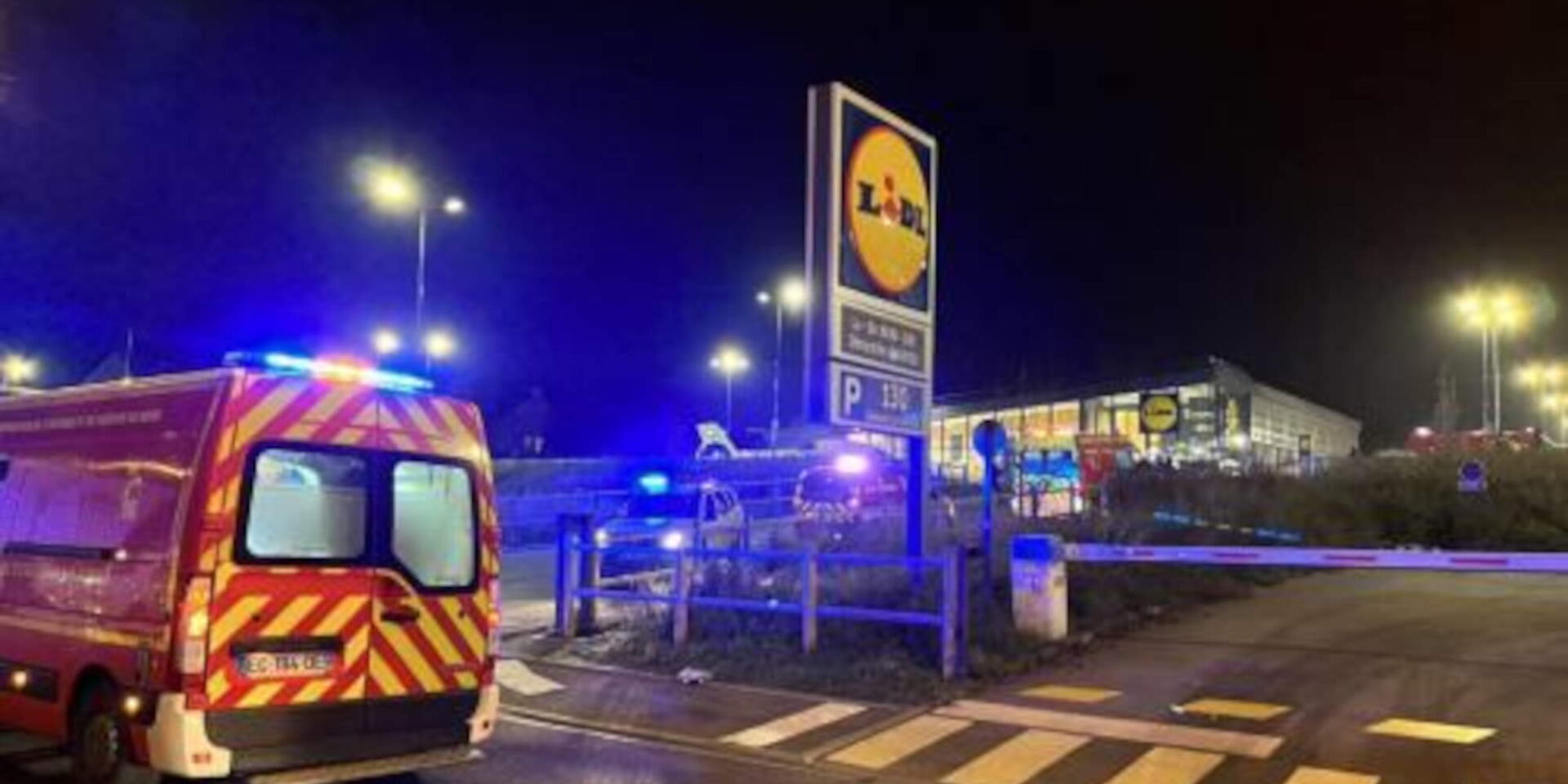 Ασθενοφόρο έξω από τα Lidl όπου πραγματοποιήθηκε η επίθεση με τσεκούρι στη Ζεμόν, στη Γαλλία