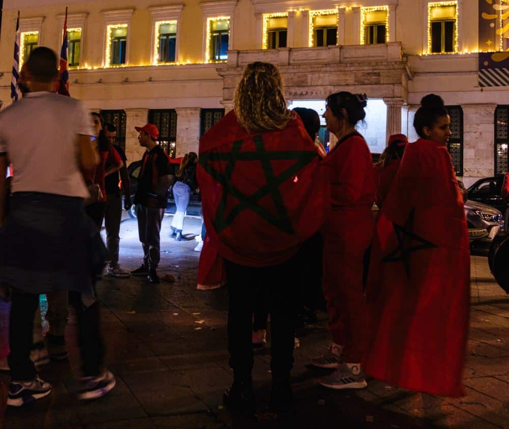 Μαροκινοί στο κέντρο της Αθήνας με σημαίες 