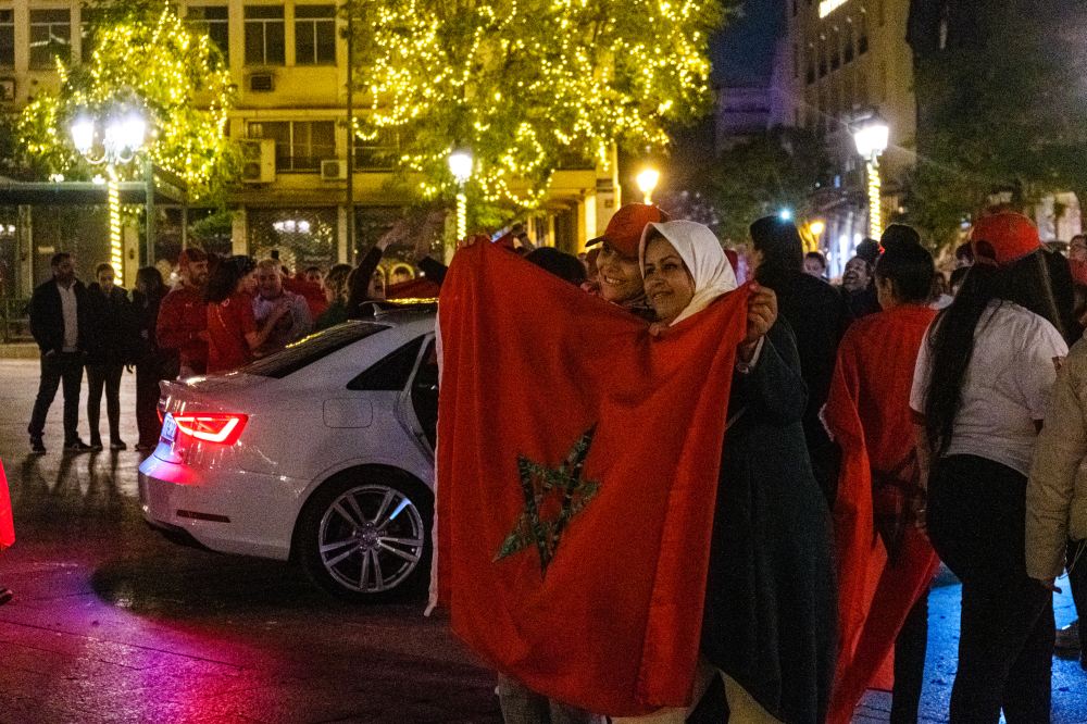Γυναίκες από το Μαρόκο κρατούν σημαία στο κέντρο της Αθήνας
