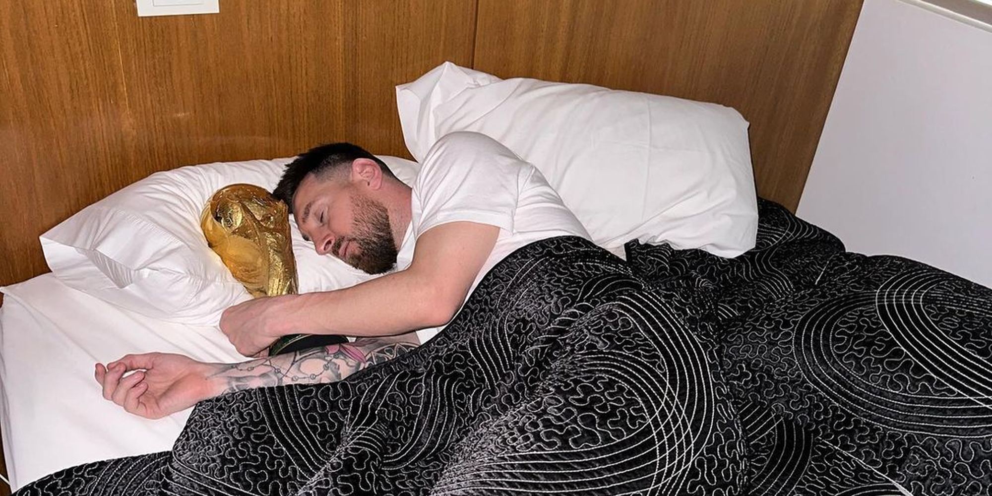 Ο Λιονέλ Μέσι κοιμάται αγκαλιά με το τρόπαιο του Μουντιάλ