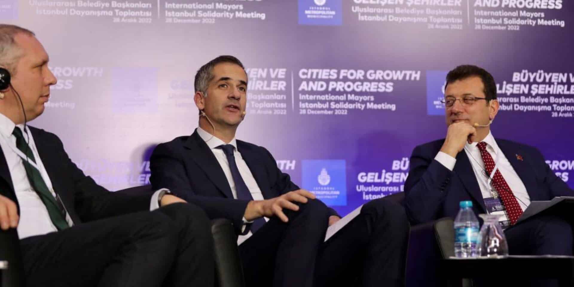«Στεκόμαστε μαζί με τον λαό της Κωνσταντινούπολης στο πλευρό του, στη σωστή πλευρά της ιστορίας», τόνισε ο Κώστας Μπακογιάννης