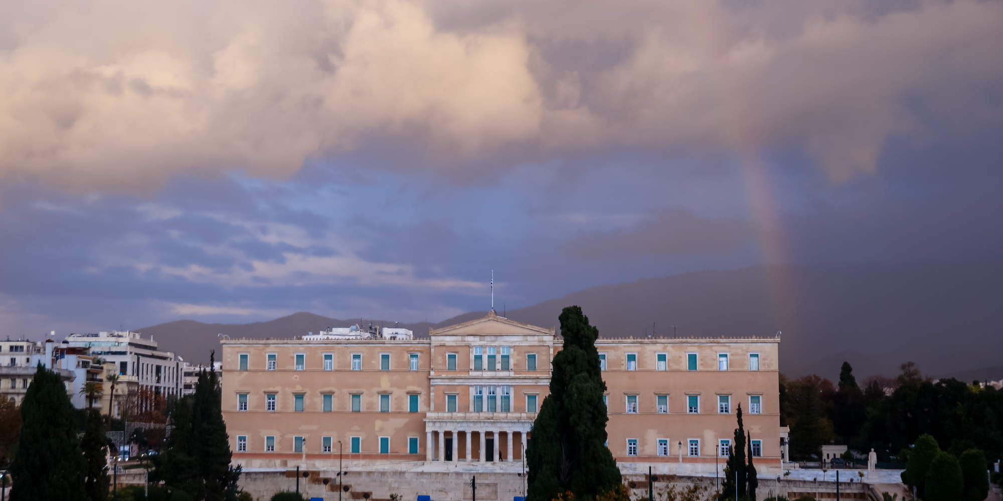 Ουράνιο τόξο πάνω από τη Βουλή των Ελλήνων / Φωτογραφία: Eurokinissi