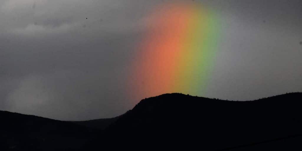 Συννεφιασμένος καιρός με φόντο εντυπωσιακό ουράνιο τόξο στην Αργολίδα