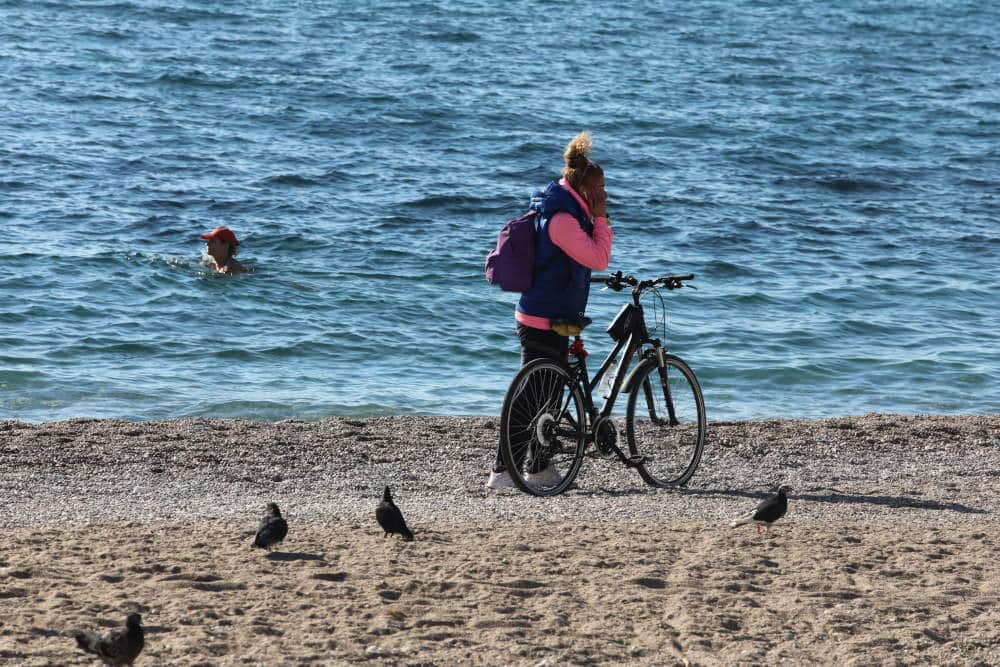 Ποδηλάτρια στην παραλία του Αλίμου στην Αττική / Φωτογραφία: Eurokinissi 