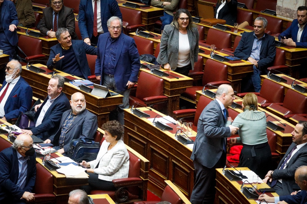 pipili boulh 3 - Απίστευτες σκηνές στη Βουλή: H Φωτεινή Πιπιλή πήγε να επιτεθεί σε βουλευτές του ΣΥΡΙΖΑ (εικόνες)