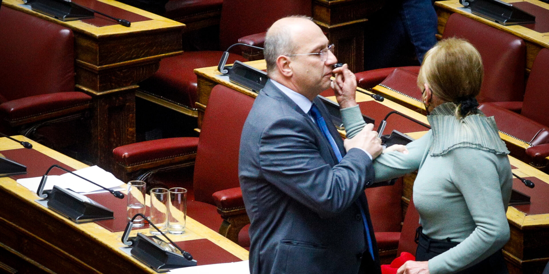 Απίστευτες σκηνές στη Βουλή με τη Φωτεινή Πιπιλή