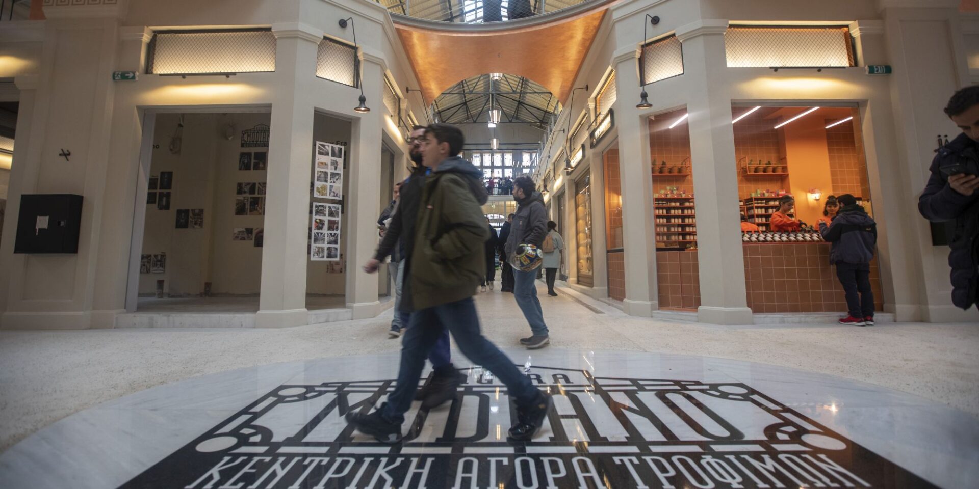 Πολίτες κάνουν τα ψώνια τους στην αγορά Θεσσαλονίκης