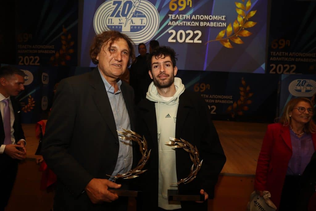 Ο Γιώργος Πομάσκι με τον Μίλτο Τεντόγλου στα βραβεία ΠΣΑΤ
