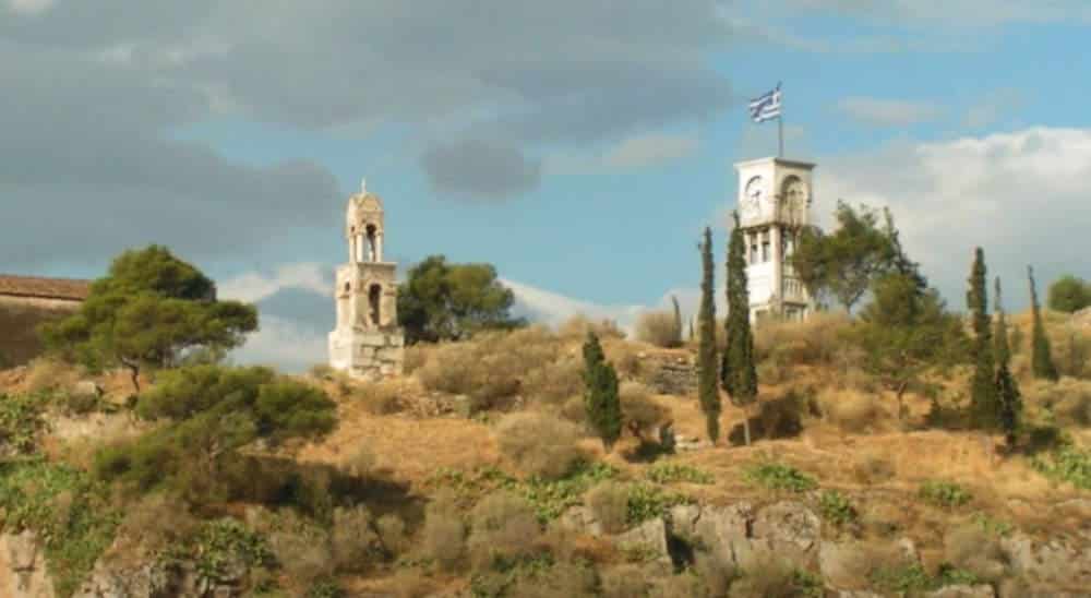 Ο πύργος με το ρολόι της Ελευσίνας πάνω από τον αρχαιολογικός χώρο