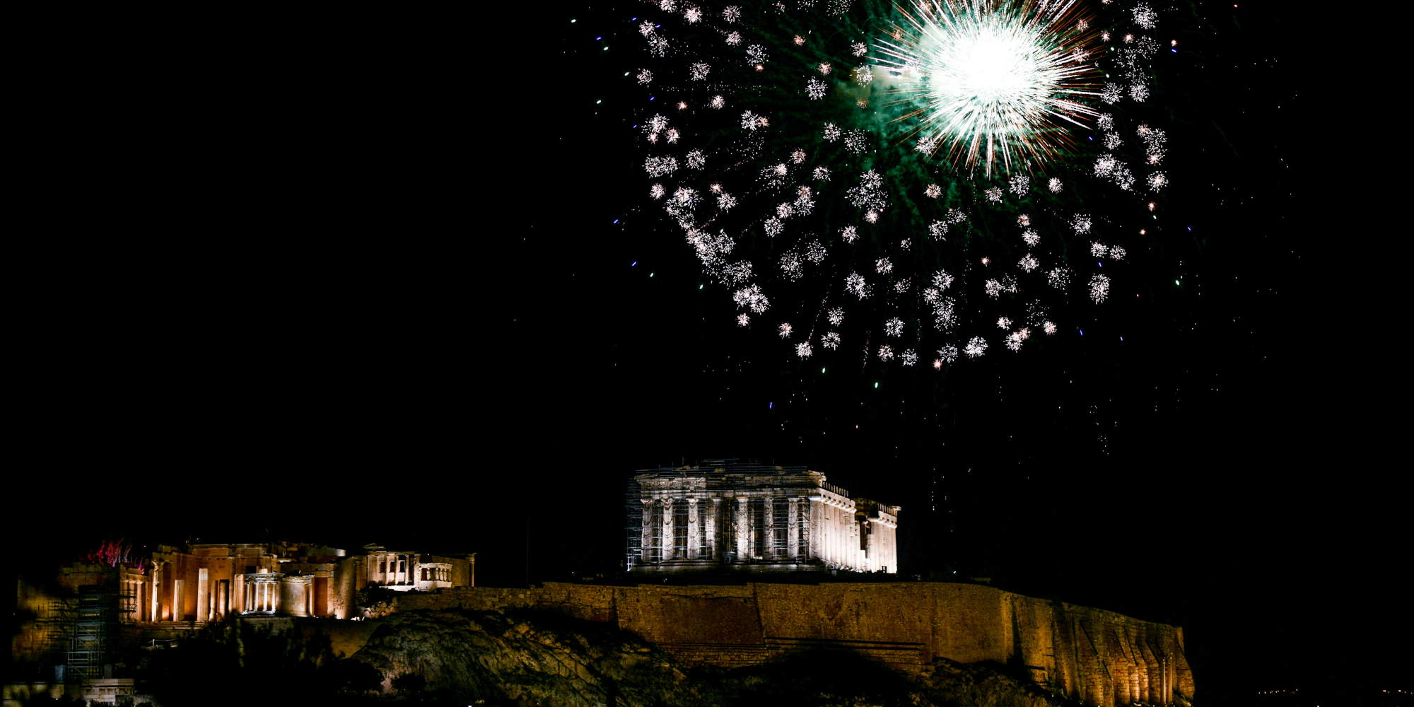 Πυροτεχνήματα πάνω από την Ακρόπολη Παραμονή Πρωτοχρονιάς